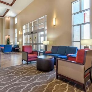 Lobby and coworking lounge at Comfort Suites Phoenix Airport.