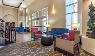 Lobby and coworking lounge at Comfort Suites Phoenix Airport.