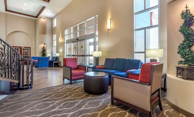 Lobby and coworking lounge at Comfort Suites Phoenix Airport.