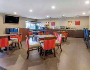 Dining area at Comfort Suites Phoenix Airport.