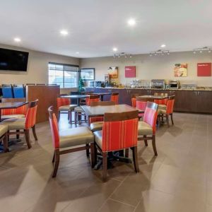 Dining area at Comfort Suites Phoenix Airport.