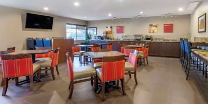 Dining area at Comfort Suites Phoenix Airport.