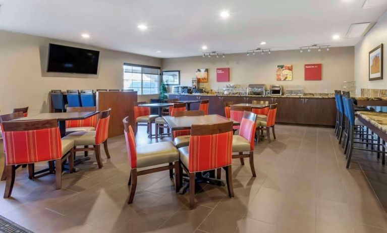 Dining area at Comfort Suites Phoenix Airport.