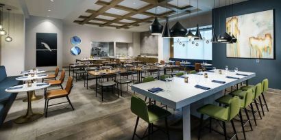 Dining area perfect for coworking at Hilton Garden Inn Sunnyvale.