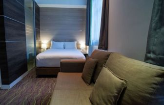 Day use executive suite with lounge area at The Wesley Euston.