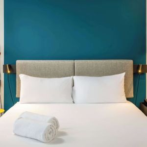 King bed at Ibis London Blackfriars Hotel.