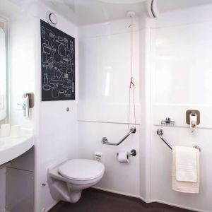 Guest bathroom with shower at Ibis Plymouth.