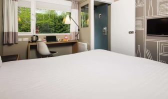 Day use room with work desk, TV screen and private bathroom at Ibis Plymouth.