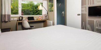 Day use room with work desk, TV screen and private bathroom at Ibis Plymouth.