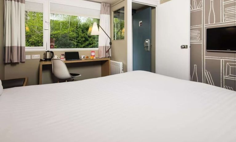 Day use room with work desk, TV screen and private bathroom at Ibis Plymouth.