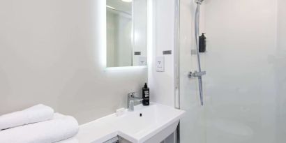 Private guest bathroom with shower at Ibis Plymouth.