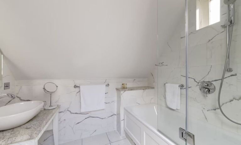 Guest bathroom with combined tub and shower at St Paul's Hotel.