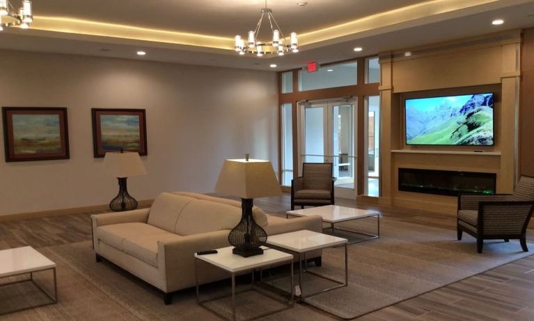 Lobby and coworking lounge at Holiday Inn - Trophy Club.