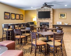 Dining area perfect for coworking at Rodeway Inn Milford.