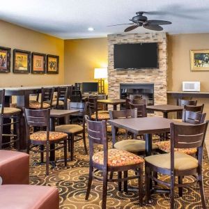 Dining area perfect for coworking at Rodeway Inn Milford.