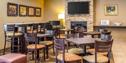 Dining area perfect for coworking at Rodeway Inn Milford.