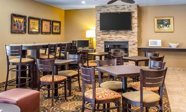 Dining area perfect for coworking at Rodeway Inn Milford.