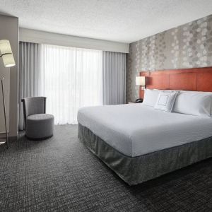 Day use room with natural light at Courtyard Bossier City.
