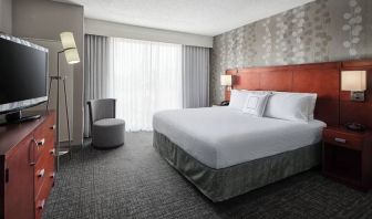 Day use room with natural light at Courtyard Bossier City.
