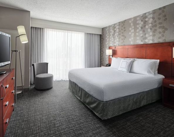 Day use room with natural light at Courtyard Bossier City.
