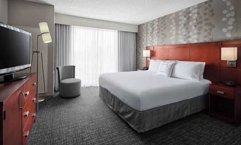 Day use room with natural light at Courtyard Bossier City.
