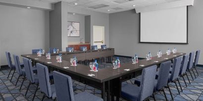 Meeting room at Courtyard By Marriott Cypress Anaheim.