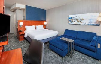 Day use room with living area at Courtyard By Marriott Santa Ana Orange County.
