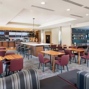 Dining area perfect for coworking at Courtyard By Marriott Santa Ana Orange County.