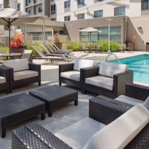 More comfortable seats available by the pool at Courtyard By Marriott Santa Ana Orange County.