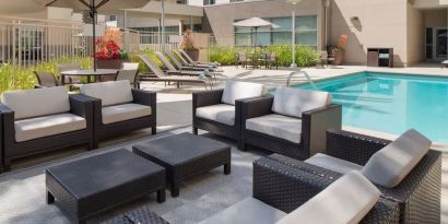 More comfortable seats available by the pool at Courtyard By Marriott Santa Ana Orange County.