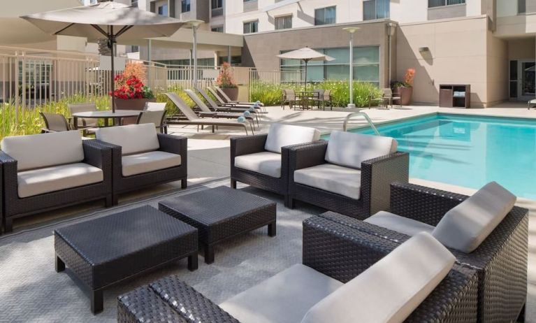 More comfortable seats available by the pool at Courtyard By Marriott Santa Ana Orange County.