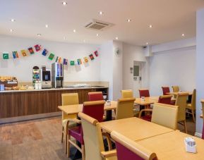 Dining area at Comfort Inn Edgware Road.