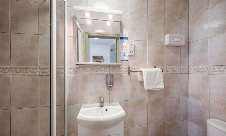 Guest bathroom with shower at Comfort Inn Edgware Road.