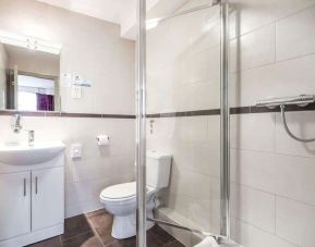 Private guest bathroom with shower and free toiletries at Comfort Inn Edgware Road.