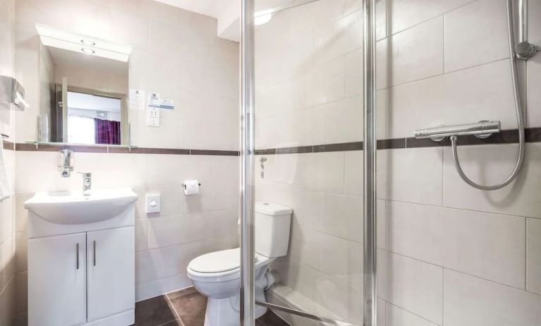 Private guest bathroom with shower and free toiletries at Comfort Inn Edgware Road.