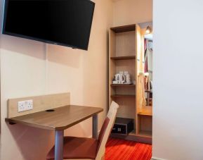 Day use room's work desk at Comfort Inn Edgware Road.