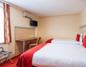 Day use triple room with work desk at Comfort Inn Edgware Road.