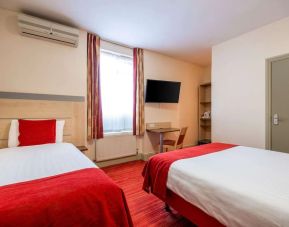 Day use twin room with work desk at Comfort Inn Edgware Road.