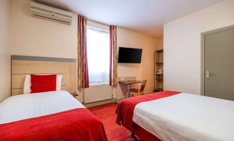 Day use twin room with work desk at Comfort Inn Edgware Road.