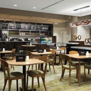 Dining area perfect for coworking at Courtyard By Marriott Ruston.