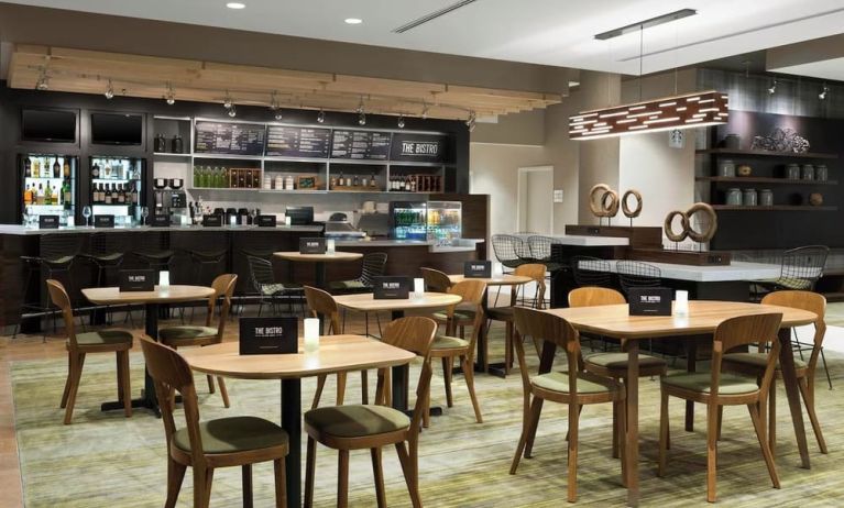 Dining area perfect for coworking at Courtyard By Marriott Ruston.