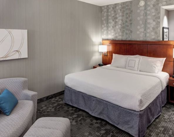 Day use room with sofa at Courtyard By Marriott Santa Clarita Valencia.