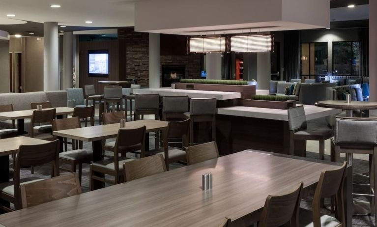 Dining area perfect for coworking at Courtyard By Marriott Santa Clarita Valencia.