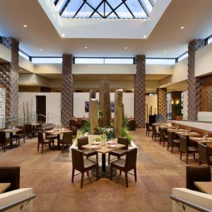 Dining area perfect for coworking at DoubleTree By Hilton Scottsdale.