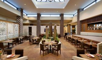 Dining area perfect for coworking at DoubleTree By Hilton Scottsdale.