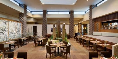 Dining area perfect for coworking at DoubleTree By Hilton Scottsdale.