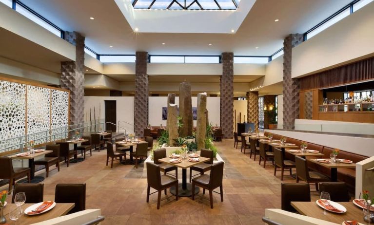 Dining area perfect for coworking at DoubleTree By Hilton Scottsdale.