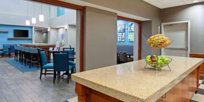 Dining area perfect for coworking at Hampton Inn & Suites Clovis.