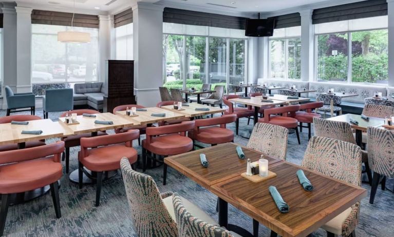 Dining area perfect for coworking at Hilton Garden Inn Sacramento/South Natomas.