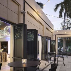 Alfresco dining at Marriott Boca Raton.